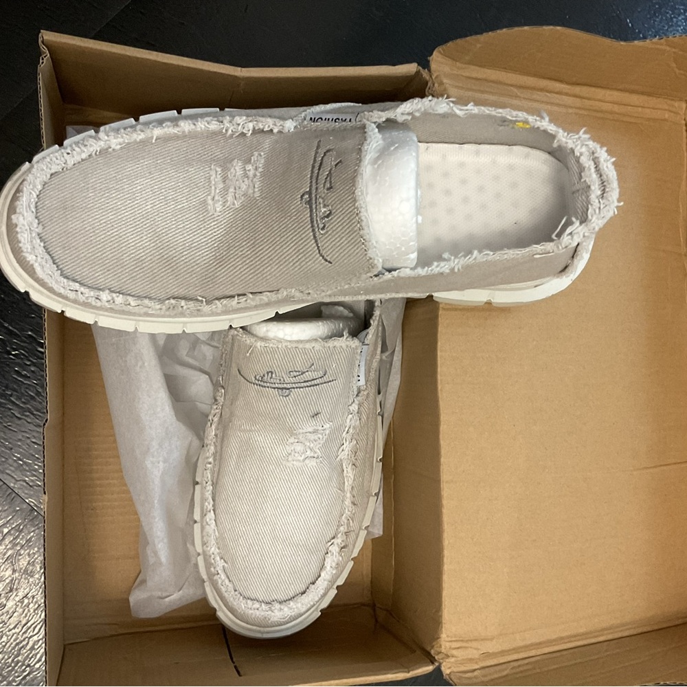 Women’s canvas slip-on shoes.  Size 40 (9).
